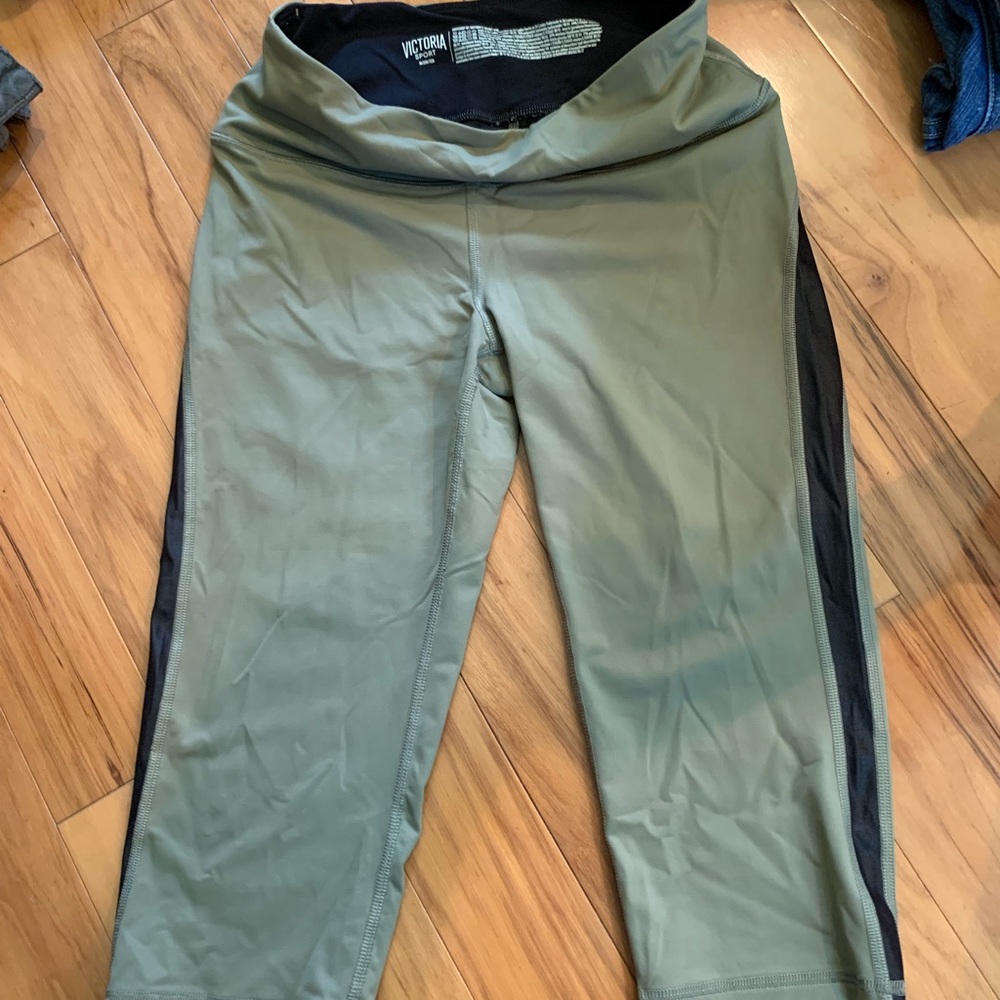 Victoria’s Secret Capri Leggings